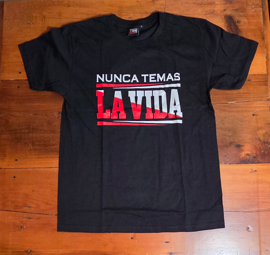 Never Fear Life Graphic Tee – Bold Black in spanish